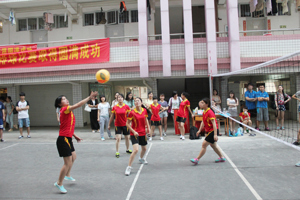bw必威西汉姆联官网代表队参加“阳光体育”气排球比赛首战告捷