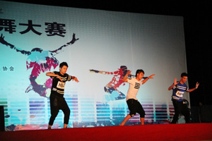 人文热舞团在bw必威西汉姆联官网“校园动感热舞大赛”中一展风姿