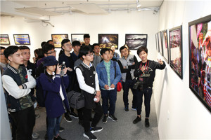公司组织记者团同学参加摄影展鉴赏沙龙