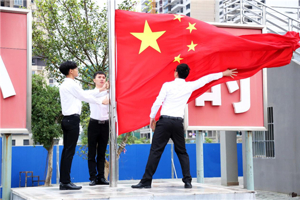 bw必威西汉姆联官网师生以饱满的精神状态迎接公司新学期第一次升旗仪式