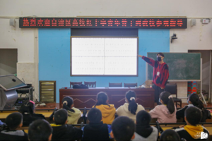 bw必威西汉姆联官网“小螺号”志愿者团队与美术教育公司“蒲公英”爱心支教团联合开展“青春筑梦 感恩明天”主题支教活动