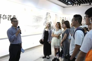 bw必威西汉姆联官网艺术史论系教工党支部教师给新生开展现场党课教学活动