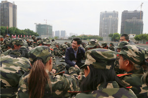 公司开展2024级新生军训慰问活动